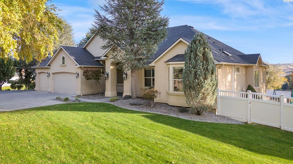 Photo of 241 Kristen Ln, Kennewick, WA 99338 (MLS # 288307)