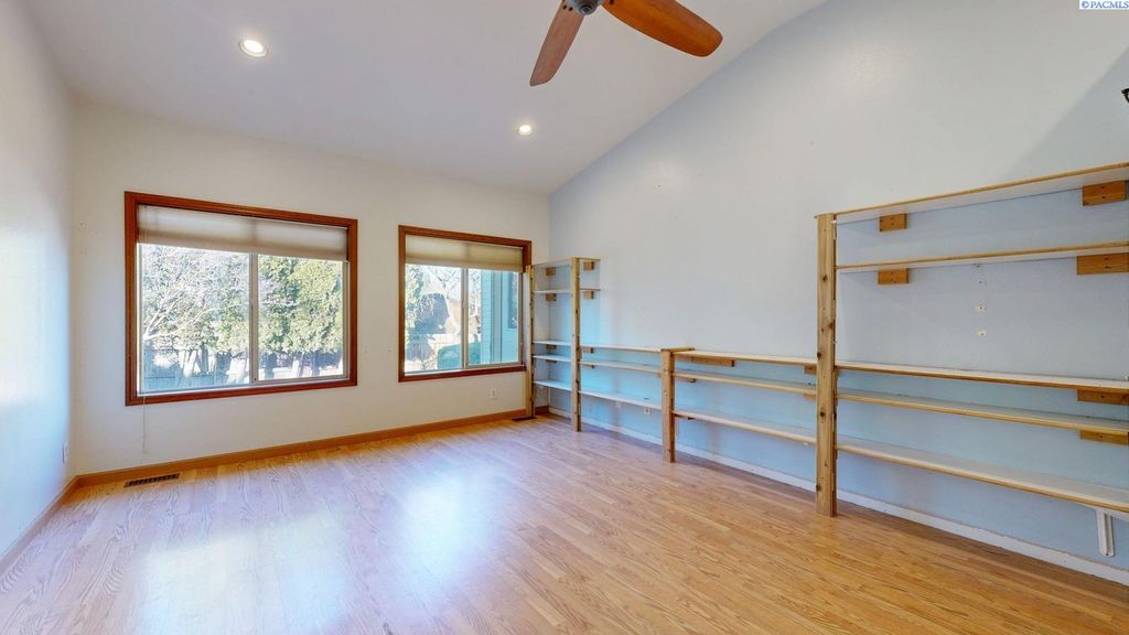 Photo of 102 View Meadows Court, Richland, WA 99352 (MLS # 290476)