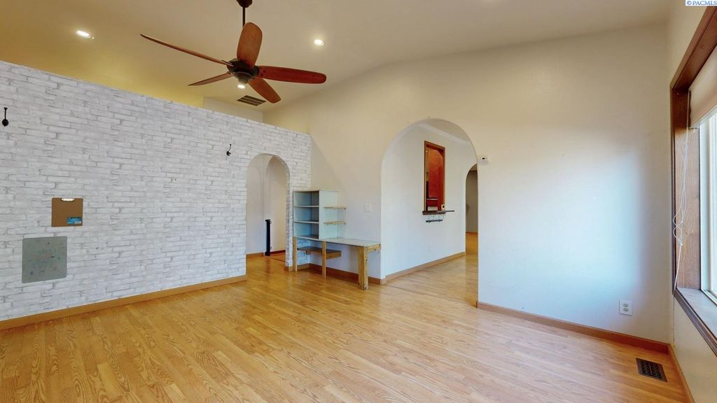 Photo of 102 View Meadows Court, Richland, WA 99352 (MLS # 290476)