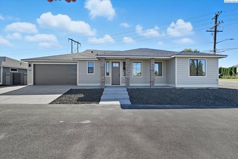 Photo of 1821 S Union St, Kennewick, WA 99338 (MLS # 278807)