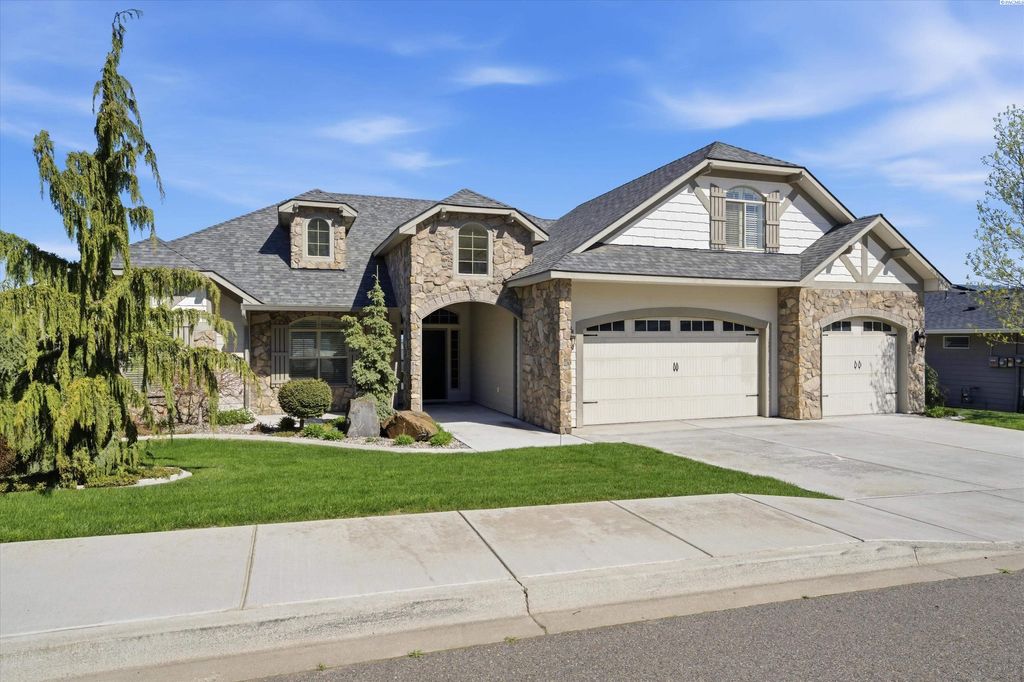 Photo of 1898 W 52nd Ave, Kennewick, WA 99337 (MLS # 291613)