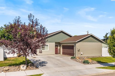Photo of 595 N Irving Pl, Kennewick, WA 99336 (MLS # 288883)