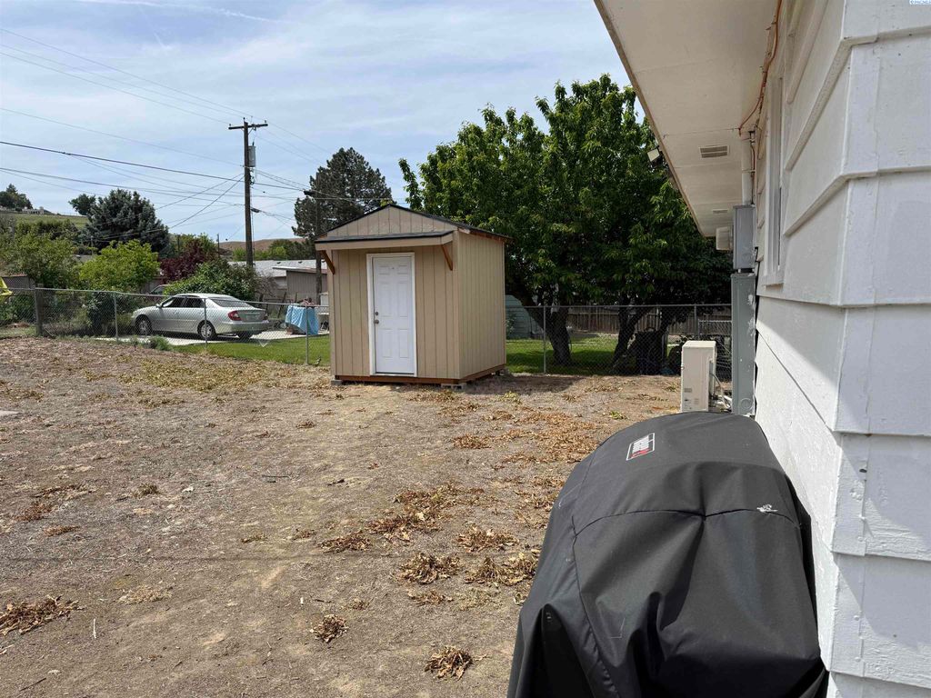 Photo of 815 Ellen Ave, Prosser, WA 99350 (MLS # 293025)