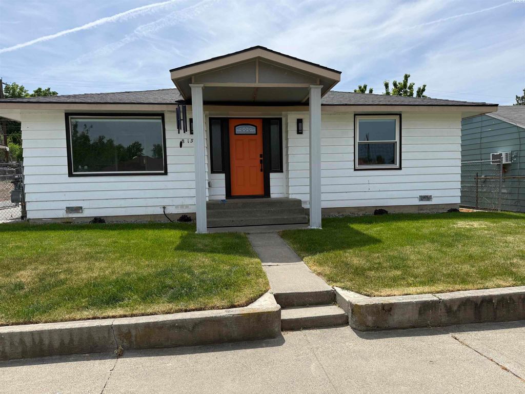 Photo of 815 Ellen Ave, Prosser, WA 99350 (MLS # 293025)