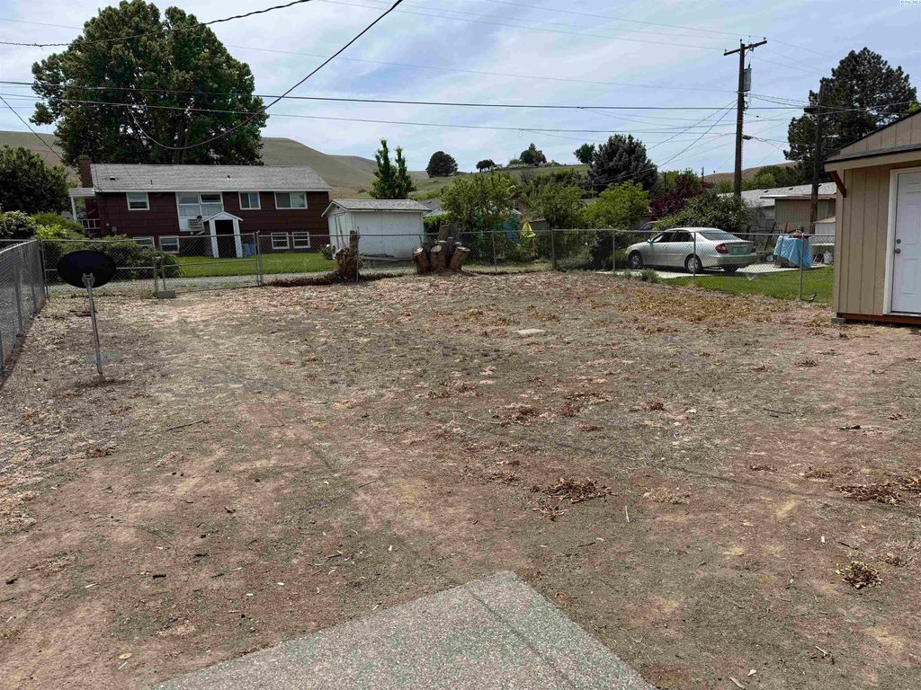 Photo of 815 Ellen Ave, Prosser, WA 99350 (MLS # 293025)
