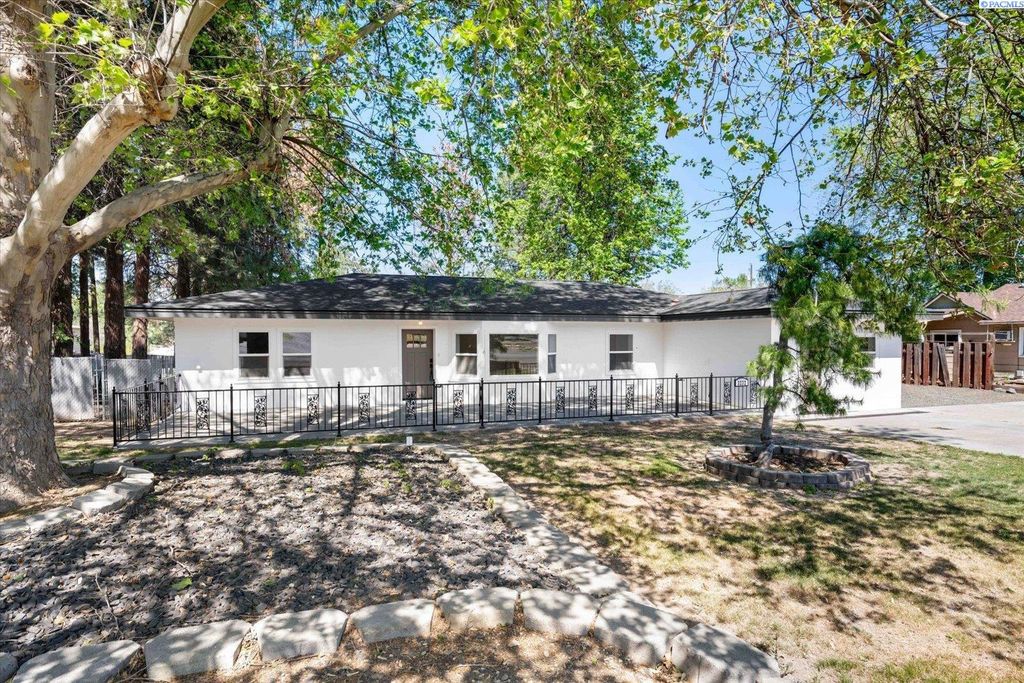 Photo of 3232 W 7th Ave, Kennewick, WA 99336 (MLS # 292545)