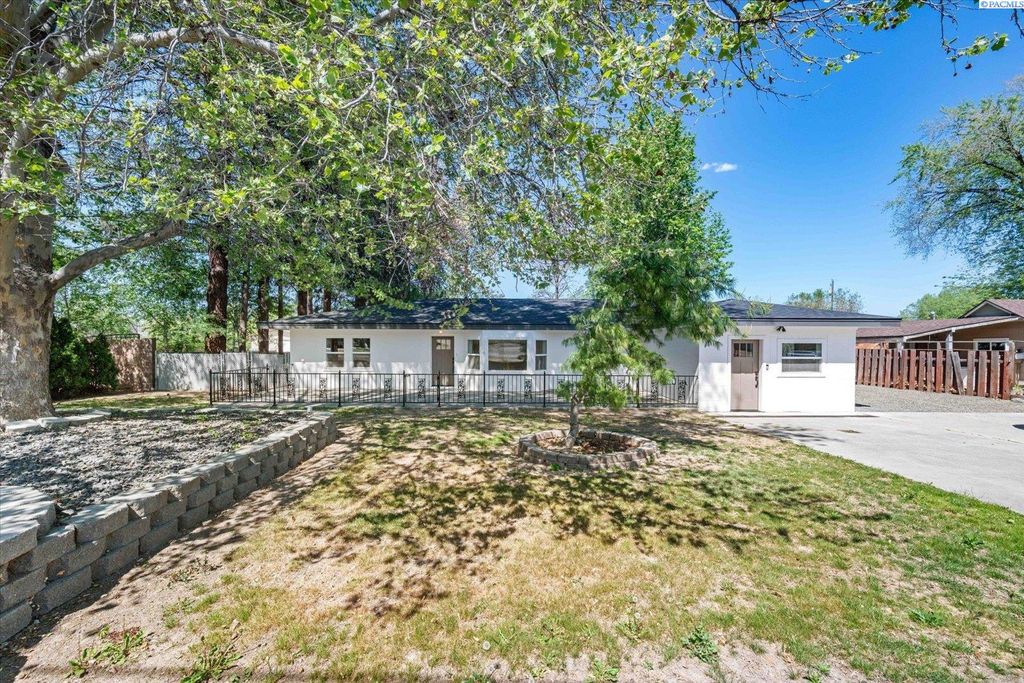 Photo of 3232 W 7th Ave, Kennewick, WA 99336 (MLS # 292545)
