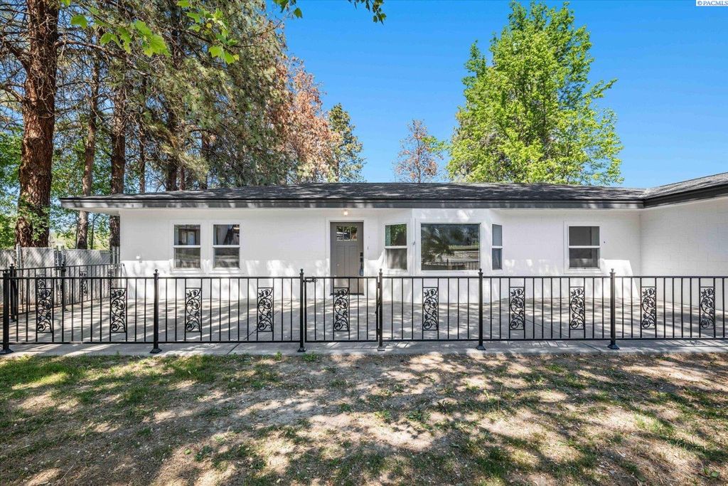 Photo of 3232 W 7th Ave, Kennewick, WA 99336 (MLS # 292545)