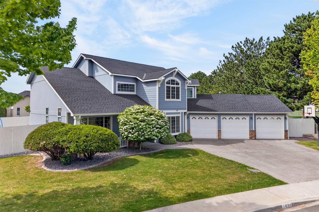 Photo of 1631 Elementary Street, Richland, WA 99352 (MLS # 292364)