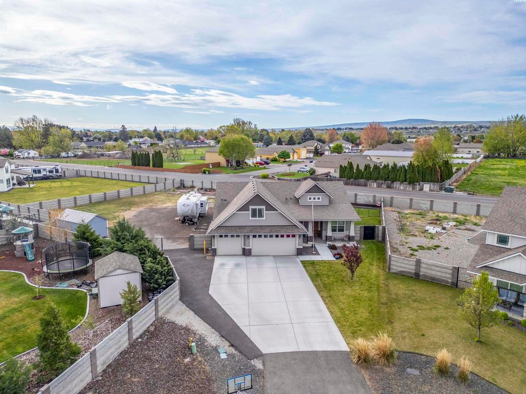 Photo of 1511 59th Court, Pasco, WA 99301 (MLS # 292110)