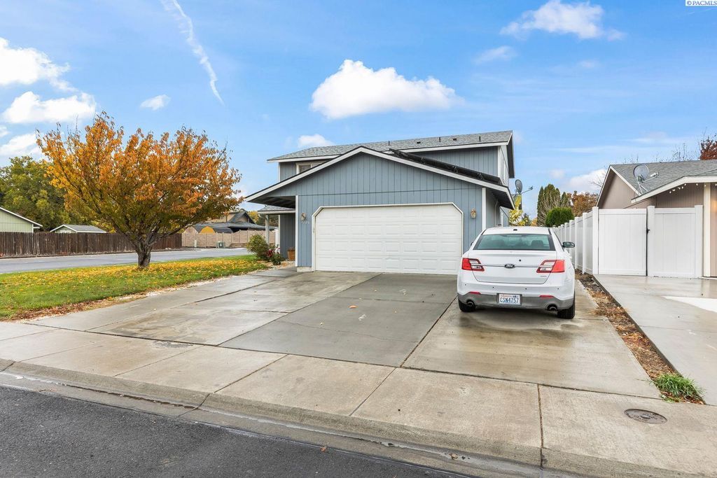 Photo of 1005 S 3rd Avenue, Othello, WA 99344 (MLS # 288909)