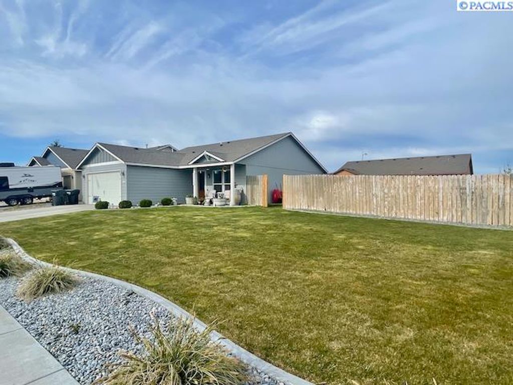 Photo of 6210 Panther Lane, Pasco, WA 99301 (MLS # 292244)