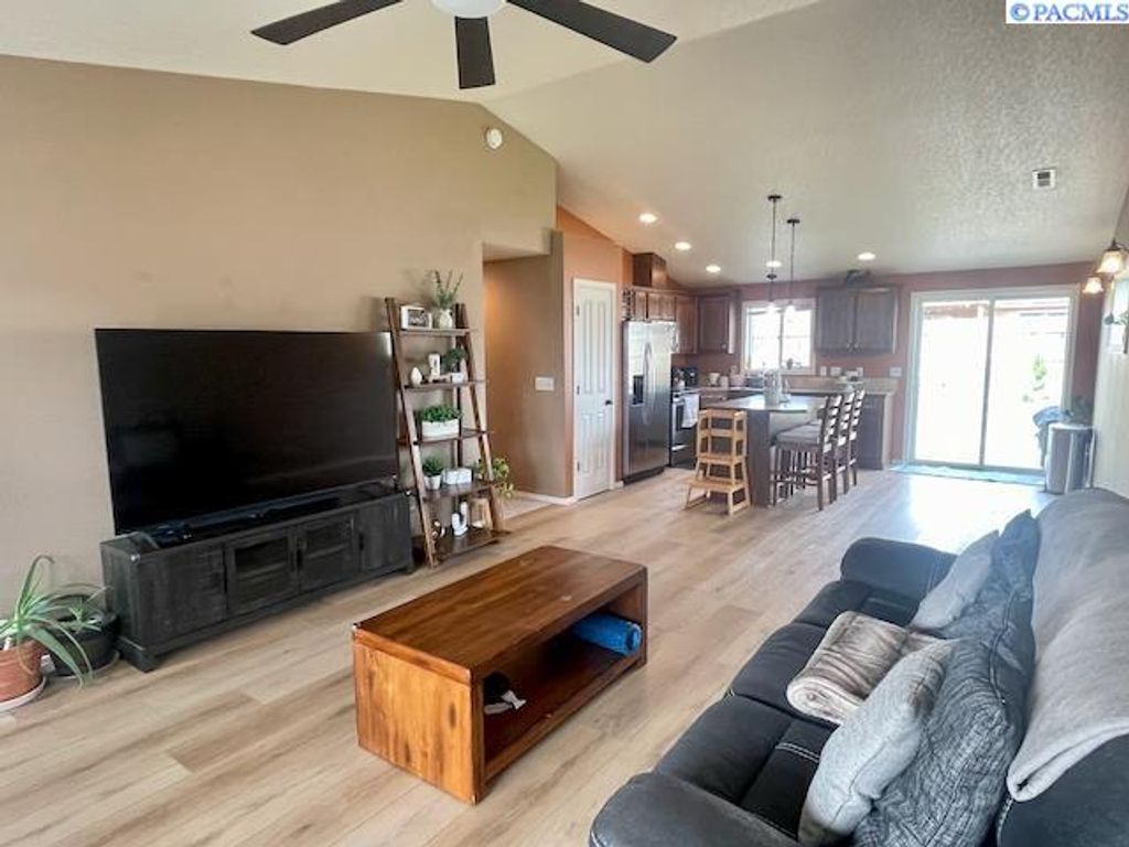 Photo of 6210 Panther Lane, Pasco, WA 99301 (MLS # 292244)