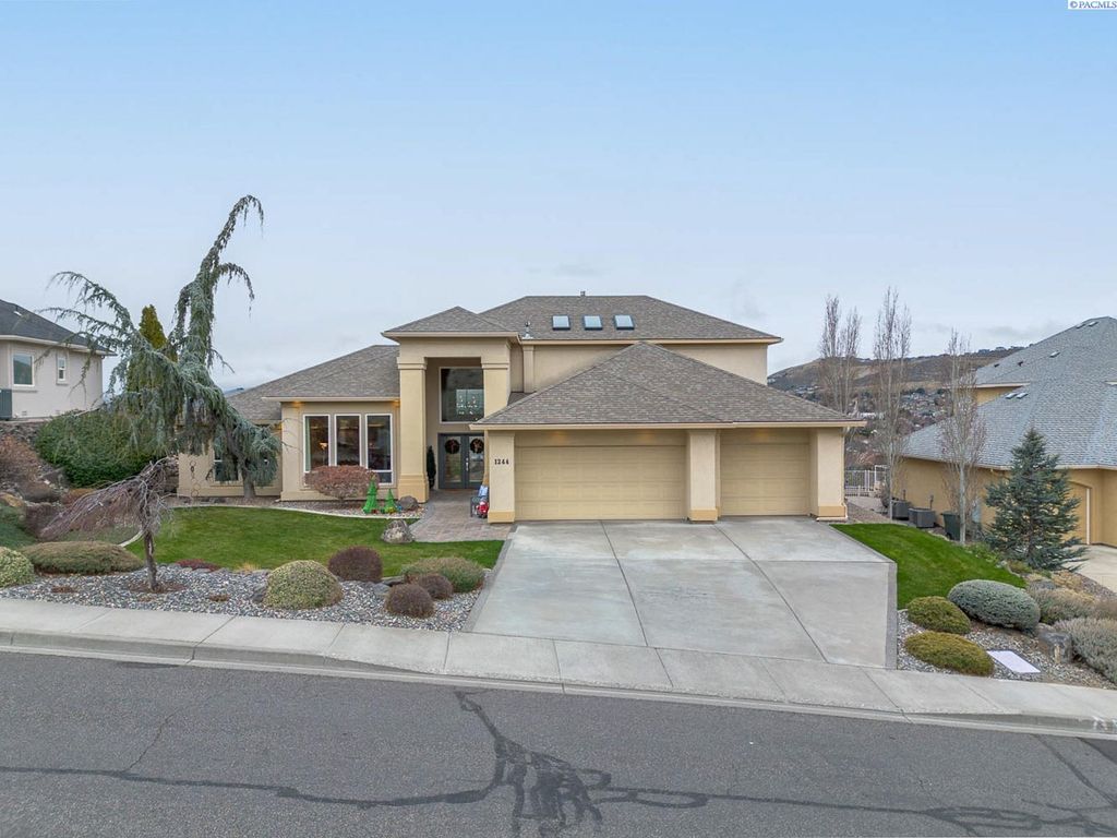 Photo of 1244 Glenwood Court, Richland, WA 99352 (MLS # 289369)