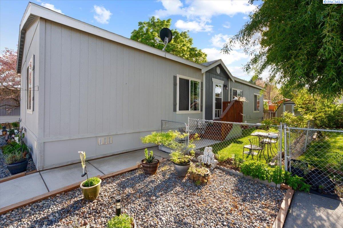 Photo 1 of 19 — 31 Mercury Dr, Richland, WA 99354