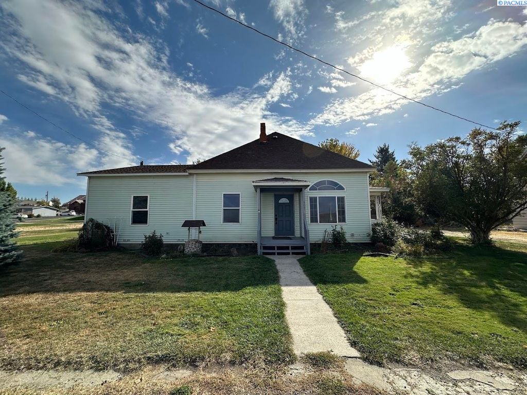Photo of 307 S Crystal Ave, La Crosse, WA 99143 (MLS # 288204)
