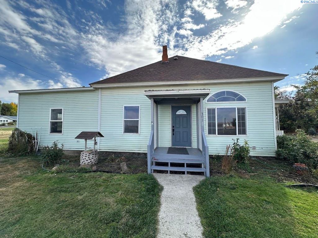Photo of 307 S Crystal Ave, La Crosse, WA 99143 (MLS # 288204)