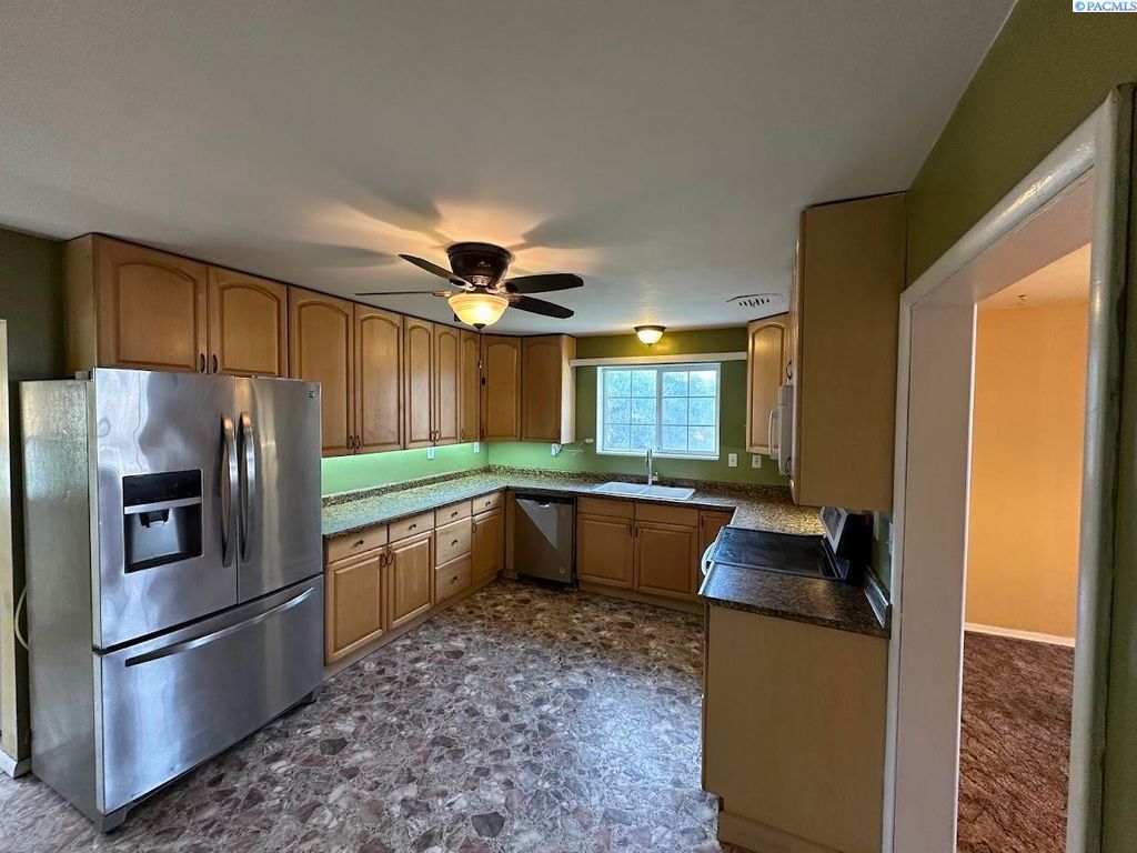 Photo of 307 S Crystal Ave, La Crosse, WA 99143 (MLS # 288204)