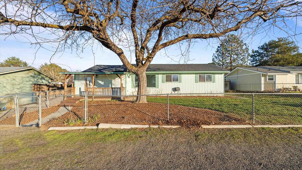 Photo of 1034 Hemlock St, Prosser, WA 99350 (MLS # 290098)