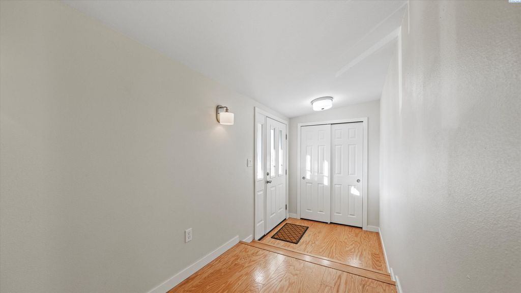 Photo of 1034 Hemlock St, Prosser, WA 99350 (MLS # 290098)