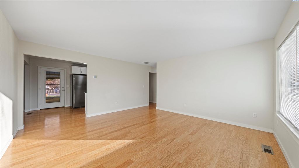 Photo of 1034 Hemlock St, Prosser, WA 99350 (MLS # 290098)