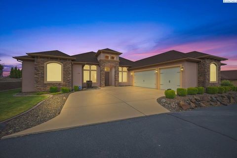 Photo of 1388 Tuscany Pl, Richland, WA 99352 (MLS # 294194)