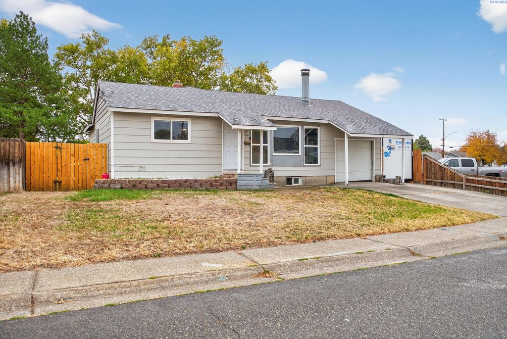 Photo of 1912 Hood Ave, Richland, WA 99354 (MLS # 288636)
