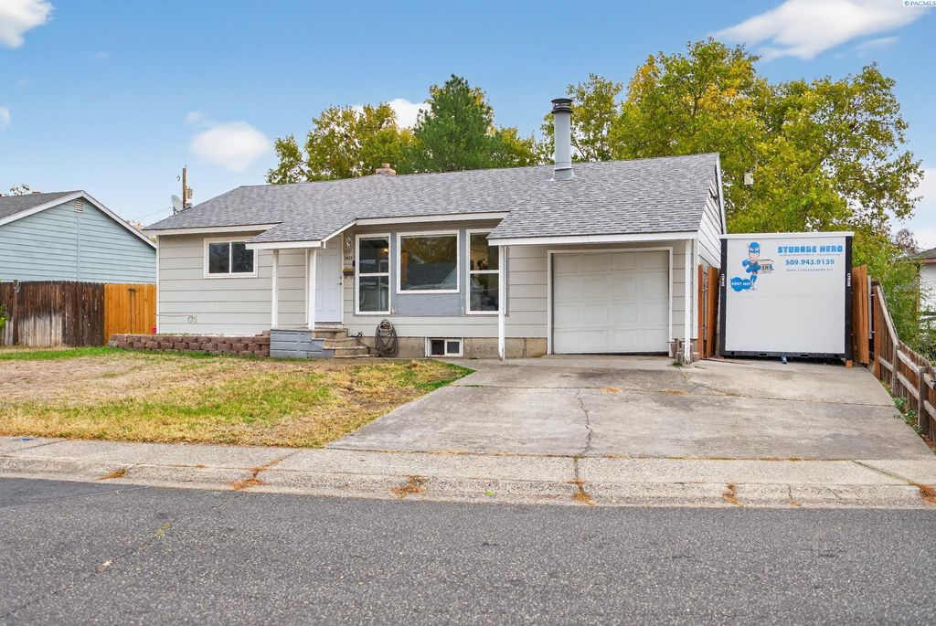 Photo of 1912 Hood Ave, Richland, WA 99354 (MLS # 288636)
