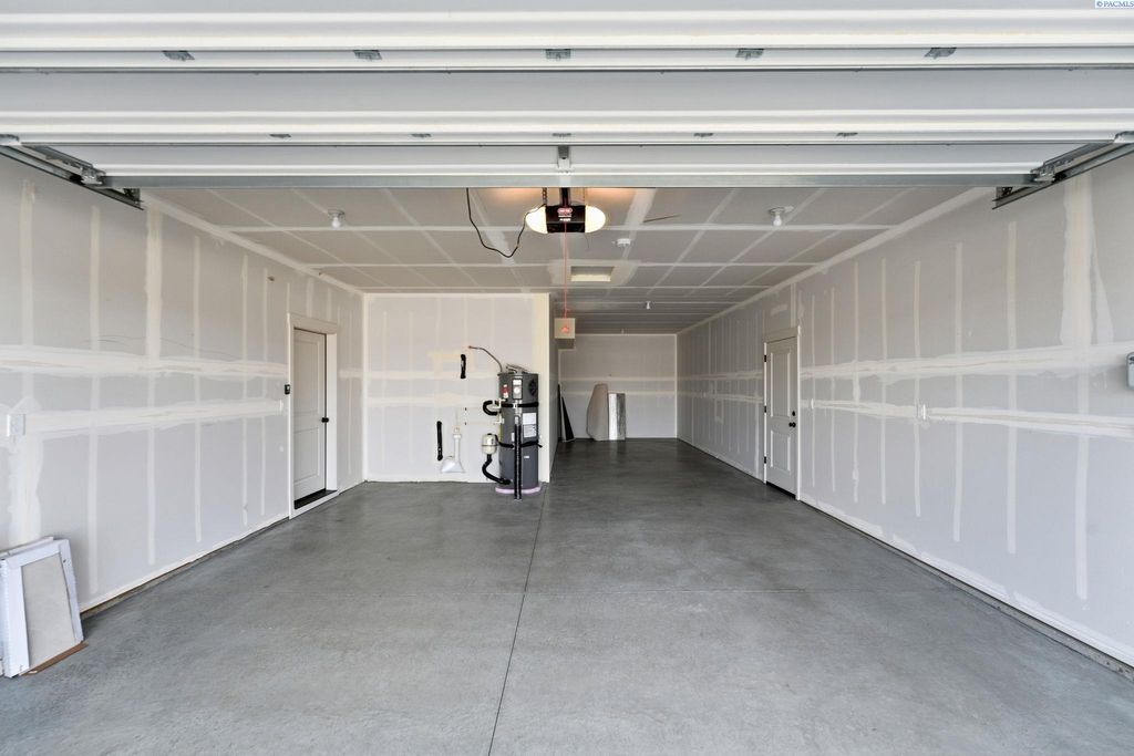 Photo of 8806 Dusty Maiden Dr, Pasco, WA 99301 (MLS # 291093)