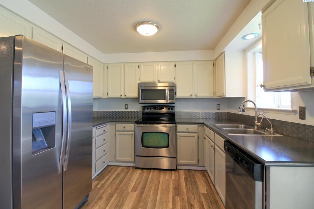 Photo of 1610 Teal Court, West Richland, WA 99353 (MLS # 288289)