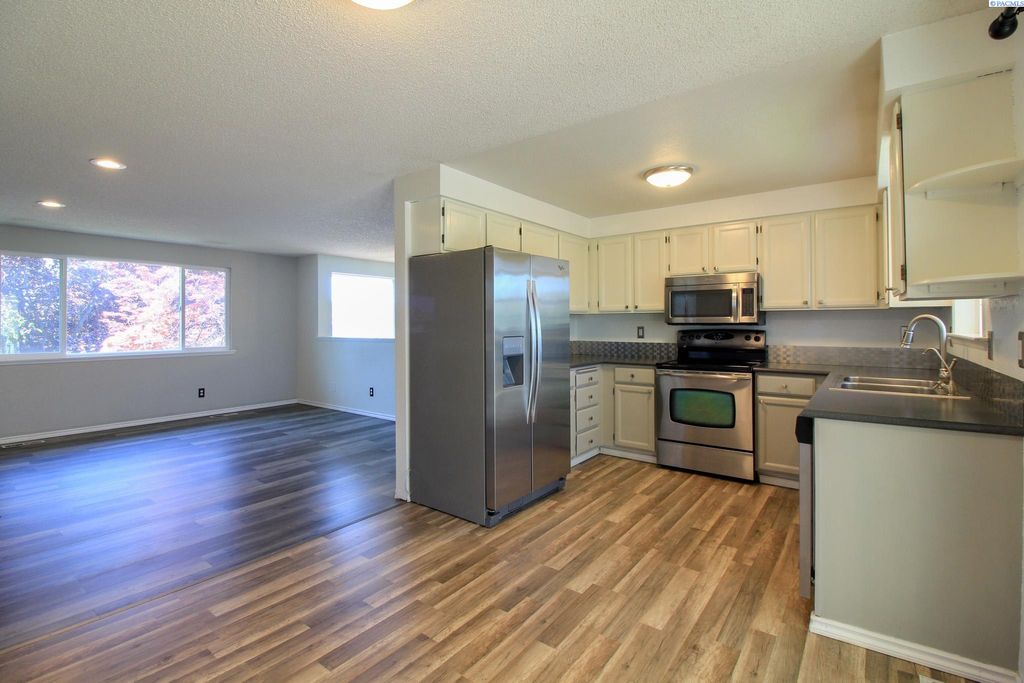 Photo of 1610 Teal Court, West Richland, WA 99353 (MLS # 288289)