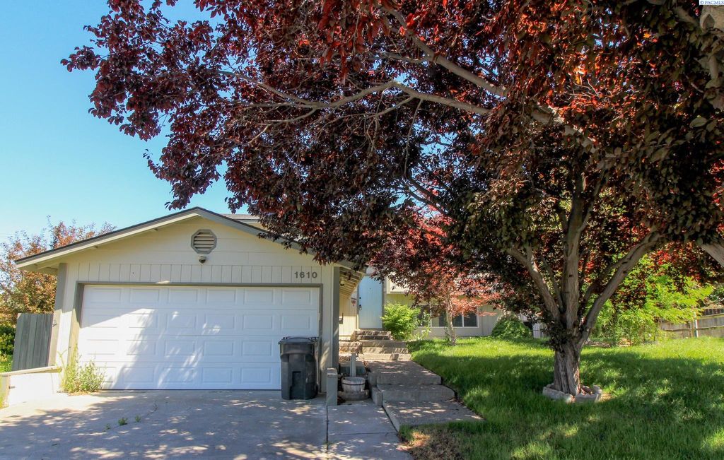Photo of 1610 Teal Court, West Richland, WA 99353 (MLS # 288289)