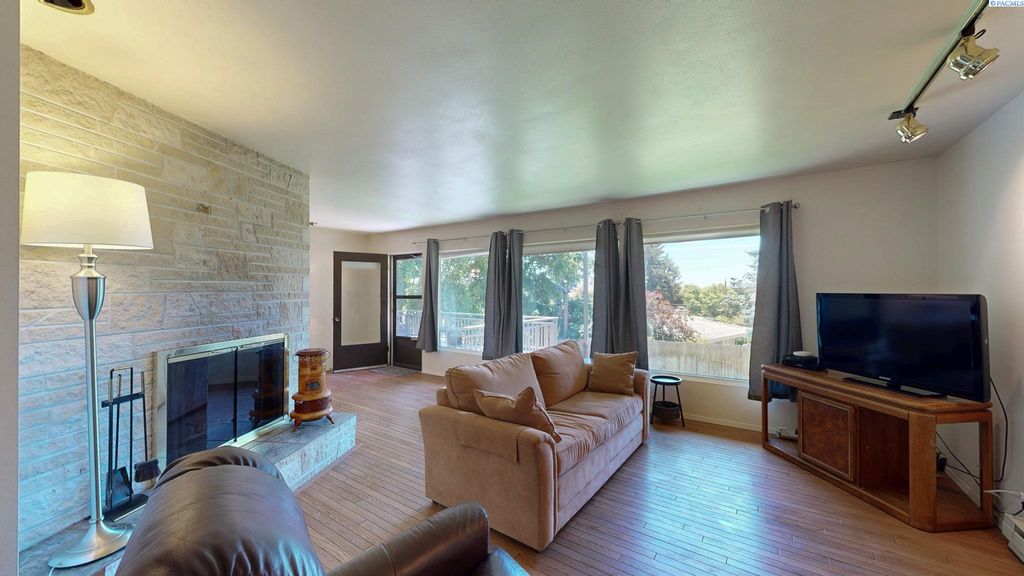 Photo of 435 NW Sunset Dr, Pullman, WA 99163 (MLS # 289780)