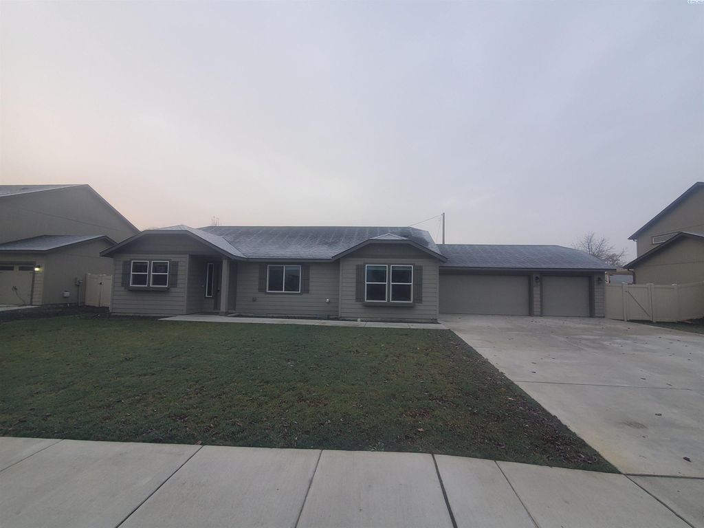 Photo of 2129 W 23rd Avenue, Kennewick, WA 99336 (MLS # 289191)