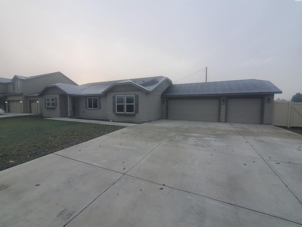 Photo of 2129 W 23rd Avenue, Kennewick, WA 99336 (MLS # 289191)