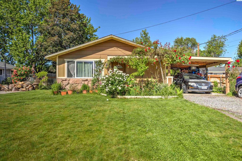 Photo of 491 S 41st Ave, West Richland, WA 99353 (MLS # 292892)