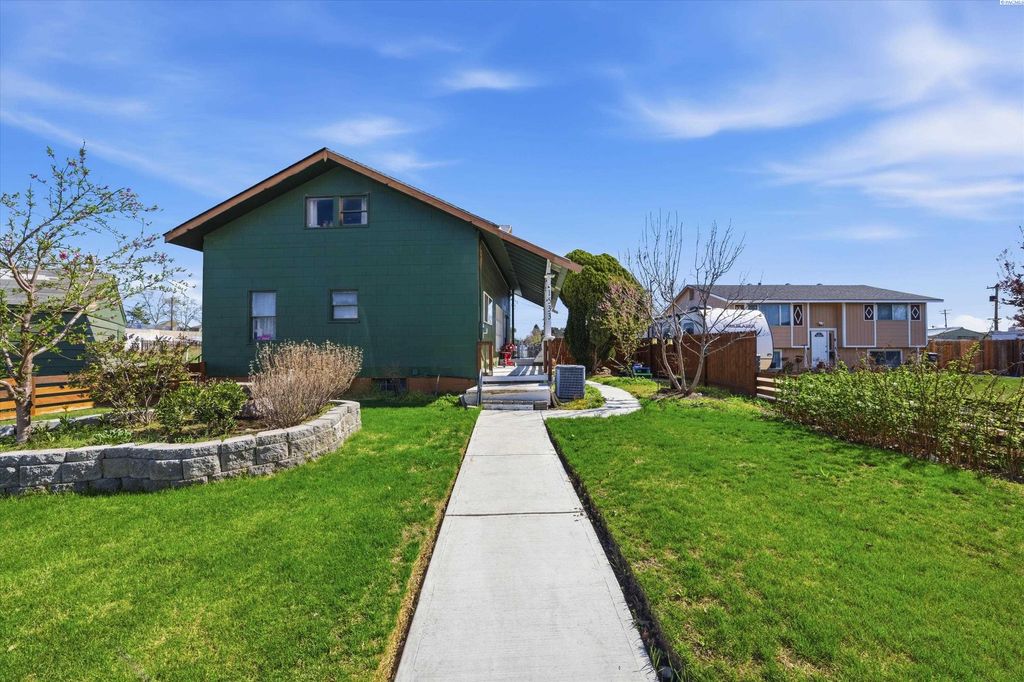 Photo of 1533 W Jay St, Pasco, WA 99301 (MLS # 291555)