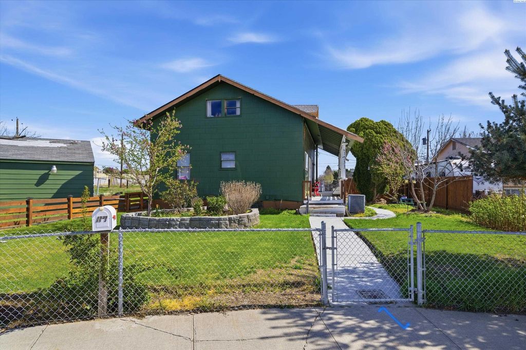 Photo of 1533 W Jay St, Pasco, WA 99301 (MLS # 291555)