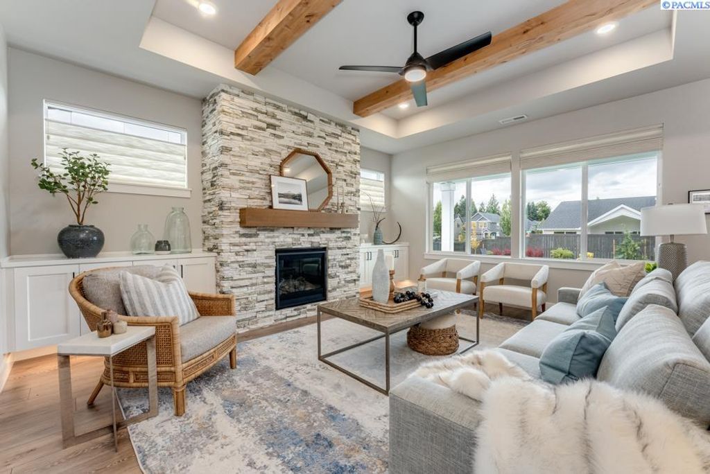 Photo of 2940 Vistara Way, Richland, WA 99354 (MLS # 290353)