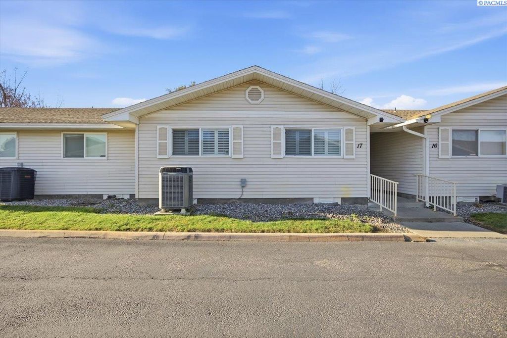 Photo of 4203 W Kennewick Ave #17, Kennewick, WA 99336 (MLS # 289574)