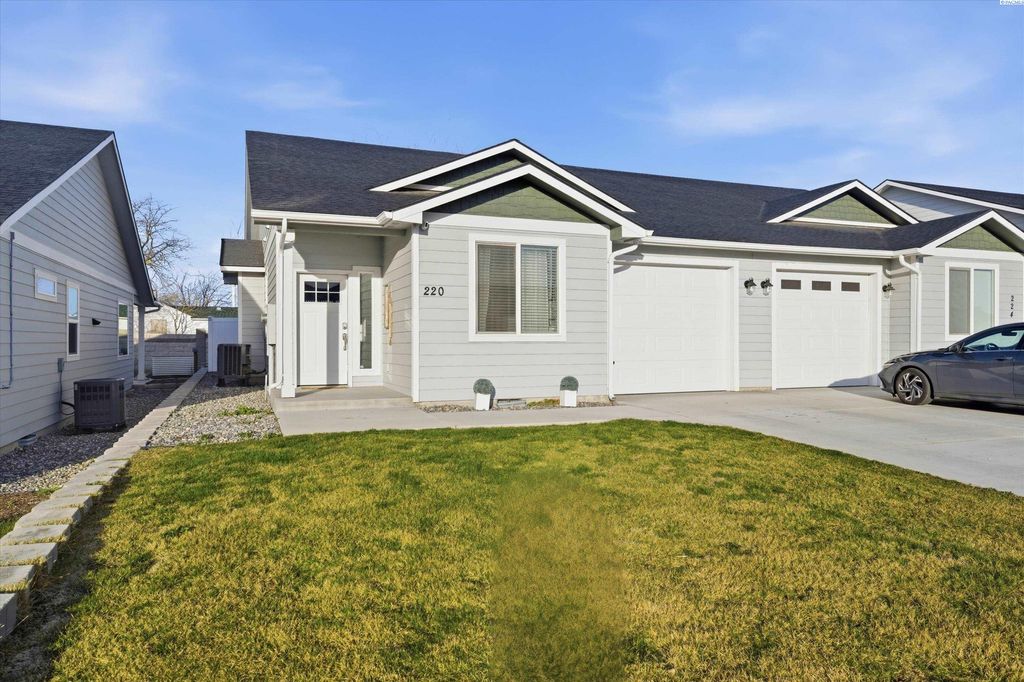 Photo of 220 Claret Dr, Prosser, WA 99350 (MLS # 290869)