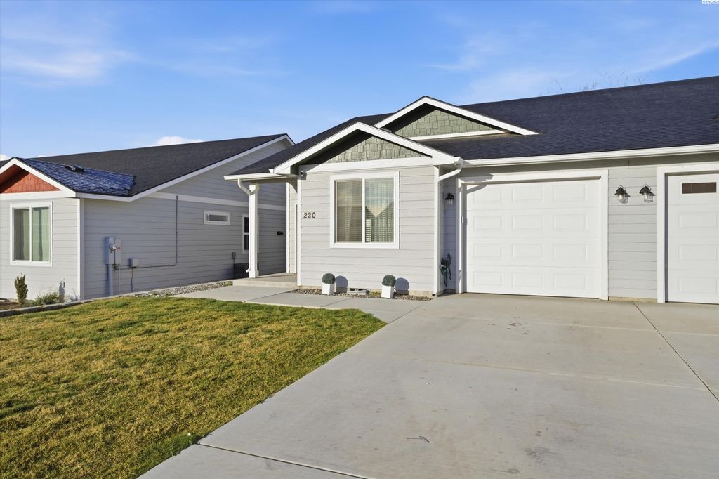 Photo of 220 Claret Dr, Prosser, WA 99350 (MLS # 290869)