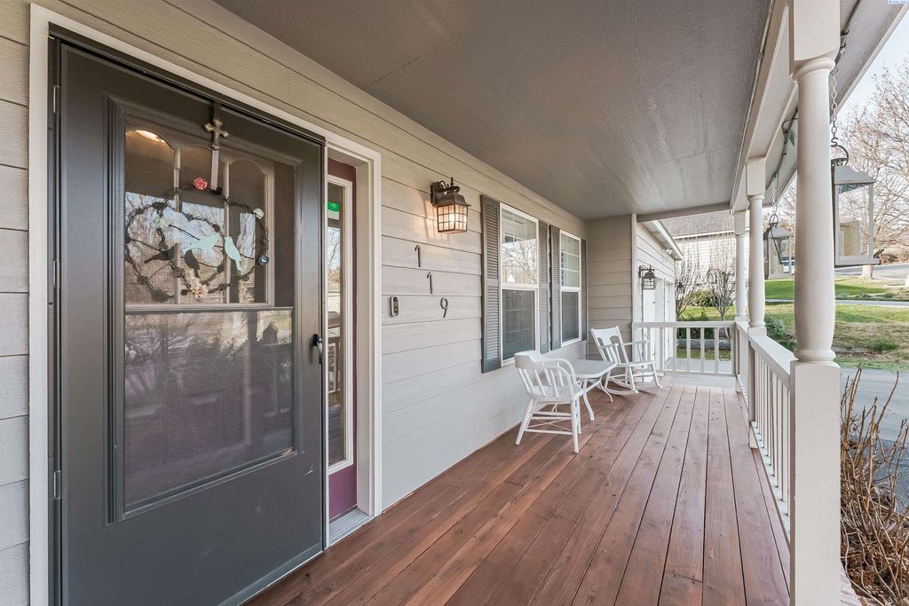 Photo of 119 Willowbrook Pl, Richland, WA 99352 (MLS # 290150)