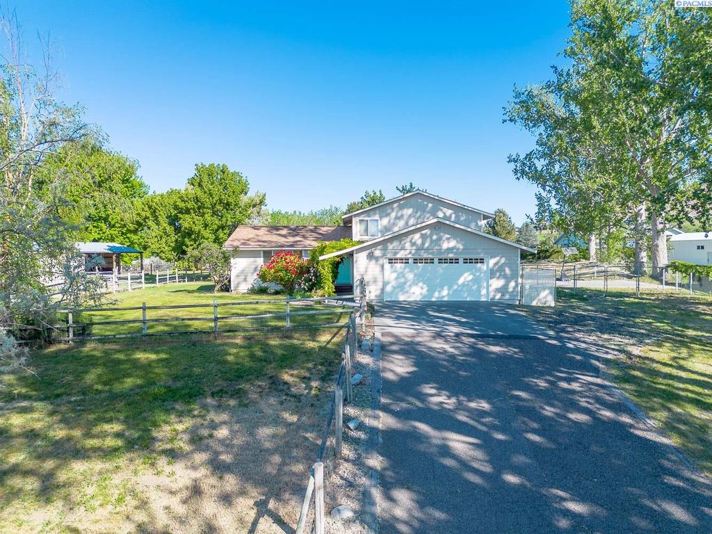 Photo of 101204 E Clover Road, Kennewick, WA 99338 (MLS # 292889)