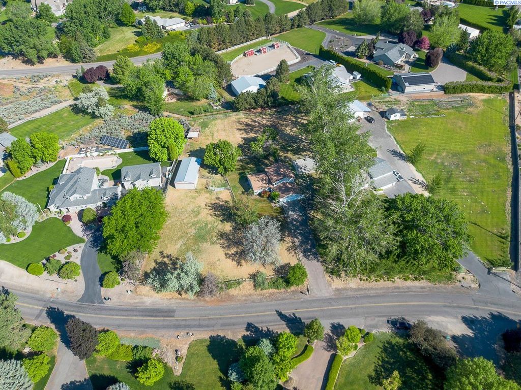 Photo of 101204 E Clover Road, Kennewick, WA 99338 (MLS # 292889)