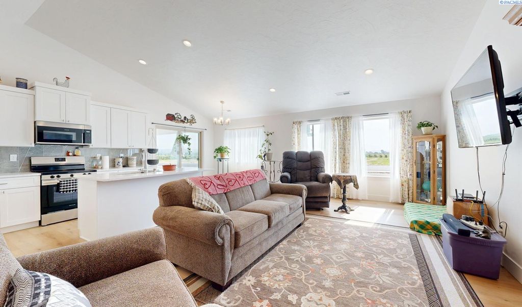 Photo of 1609 Diamond Avenue, Grandview, WA 98930 (MLS # 290861)