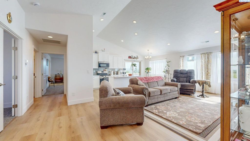 Photo of 1609 Diamond Avenue, Grandview, WA 98930 (MLS # 290861)