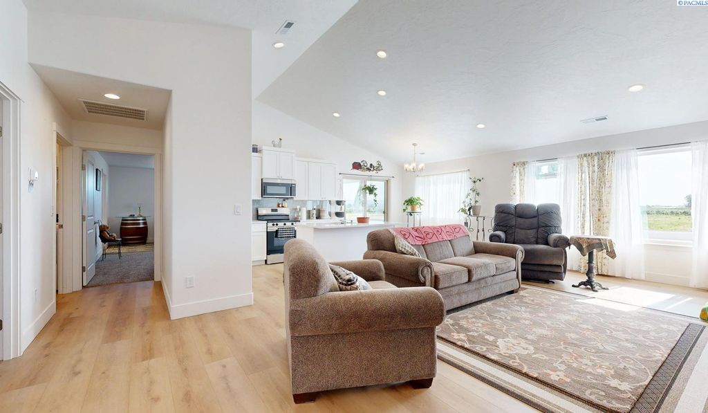 Photo of 1609 Diamond Avenue, Grandview, WA 98930 (MLS # 290861)