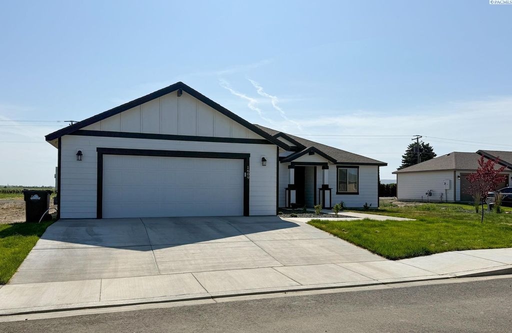 Photo of 1609 Diamond Avenue, Grandview, WA 98930 (MLS # 290861)