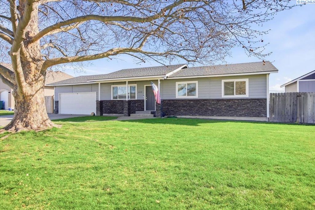 Photo of 225 Mata Rd, Kennewick, WA 99338 (MLS # 291603)